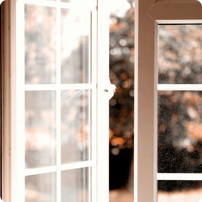 Відкрите пластикове вікно, видно фурнітуру та петлі